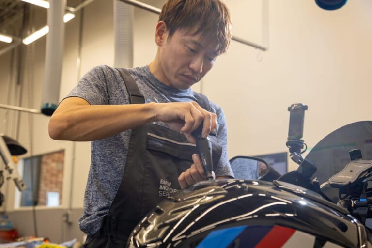 モトラッドミツオカ鈴鹿店｜整備シーン｜BMW認定中古車を潤沢に揃えるモトラッドミツオカグループ。鈴鹿店は素性の確かな優良車のみ取り扱い