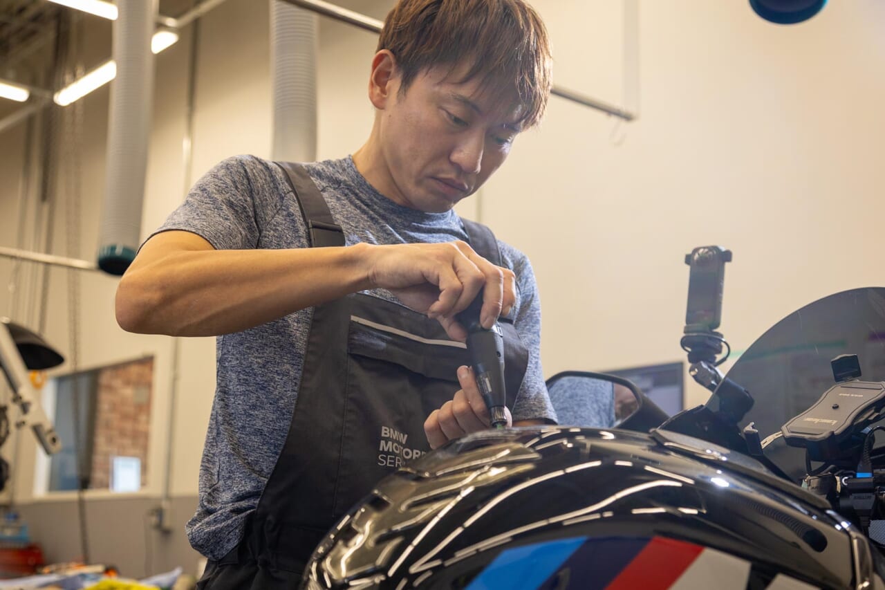 モトラッドミツオカ鈴鹿店｜整備シーン｜BMW認定中古車を潤沢に揃えるモトラッドミツオカグループ。鈴鹿店は素性の確かな優良車のみ取り扱い