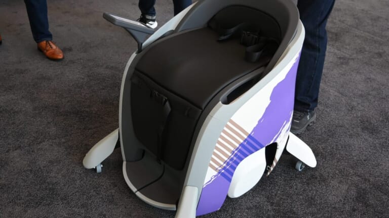  まるでSFの世界?! ホンダの未来型モビリティ「UNI-ONE」に試乗 | 本当に歩くように移動できたのか