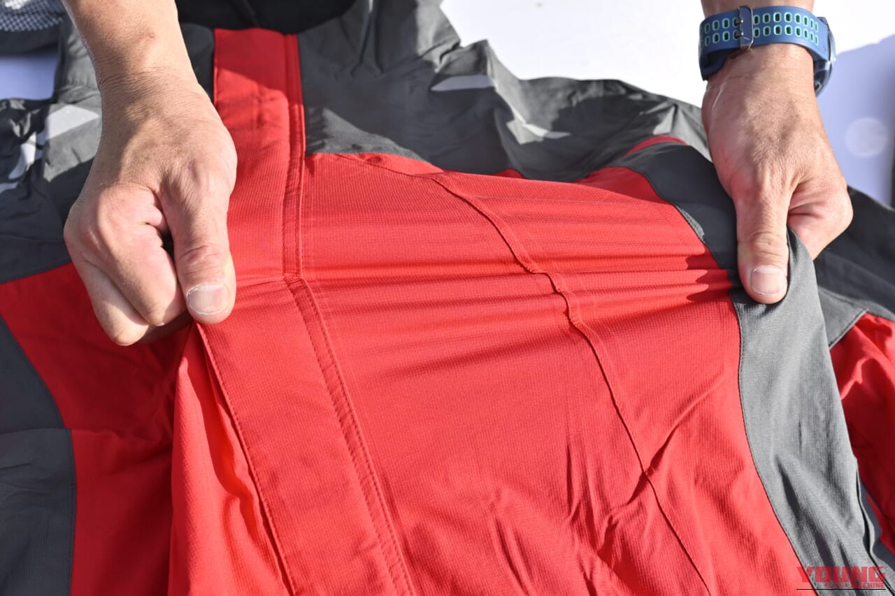 |バイク用レインウェアの決定版!? 透湿防水20,000mmと高いストレッチ性を両立したROMのアイテム【5500円で良コスパ】