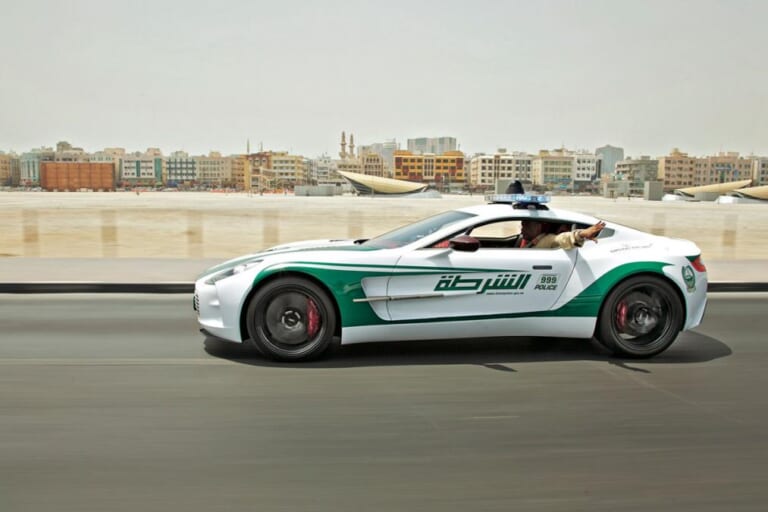 ドバイでパトカーとして使われている｜【衝撃】007に選ばれなかったアストンマーティン「One-77」 77台限定スーパーカーの知られざる物語