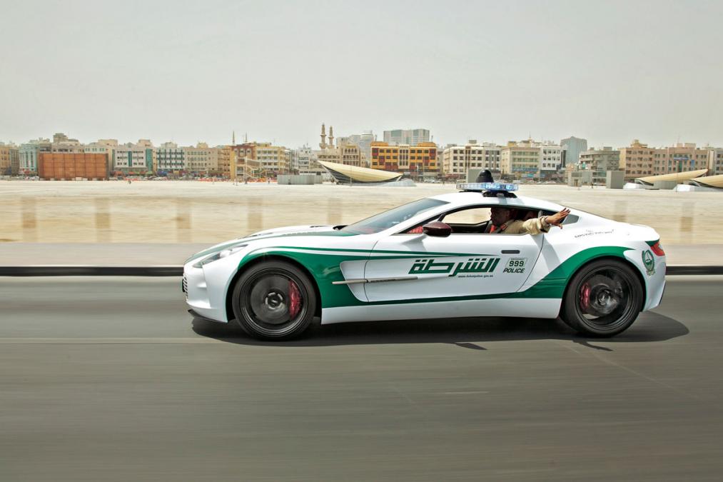 ドバイでパトカーとして使われている｜【衝撃】007に選ばれなかったアストンマーティン「One-77」 77台限定スーパーカーの知られざる物語