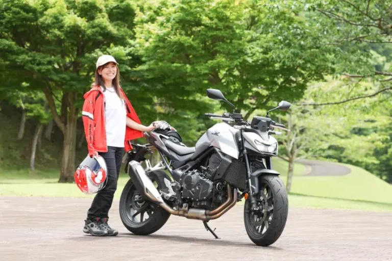 ホンダCB750 HORNETにレーシング女子・岡崎静夏が試乗!「スロットルを開けて操る楽しさを満喫できます」