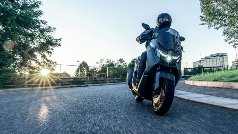 ヤマハ｜NMAX155テックマックス｜欧州仕様｜2026年モデル｜ヤマハ新型「NMAX 155 Tech MAX」初登場！ シフトダウン可能なCVT、スマホ連携機能を備え専用カラーを纏う【欧州】