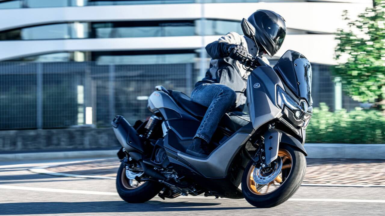 ヤマハ｜NMAX155テックマックス｜欧州仕様｜2026年モデル｜ヤマハ新型「NMAX 155 Tech MAX」初登場！ シフトダウン可能なCVT、スマホ連携機能を備え専用カラーを纏う【欧州】