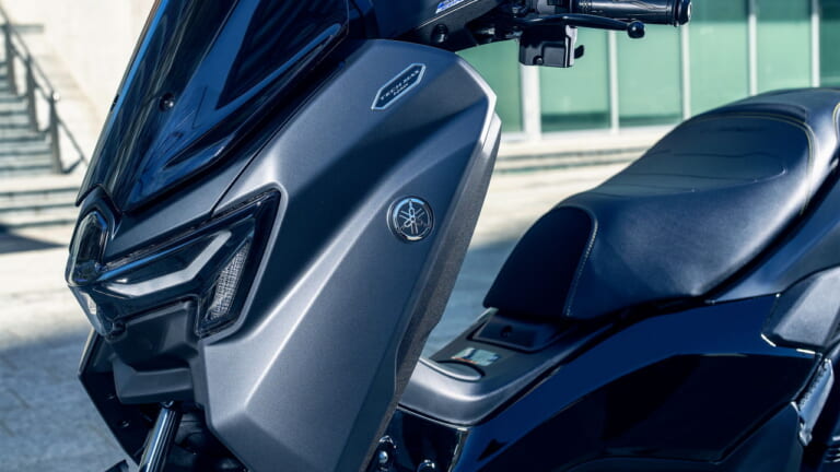 ヤマハ｜NMAX155テックマックス｜欧州仕様｜2026年モデル｜ヤマハ新型「NMAX 155 Tech MAX」初登場！ シフトダウン可能なCVT、スマホ連携機能を備え専用カラーを纏う【欧州】