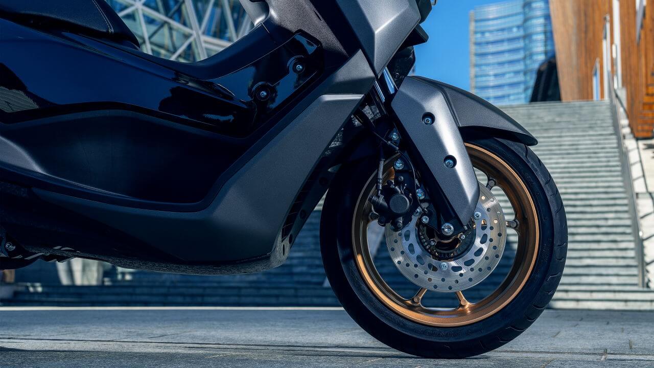 ヤマハ｜NMAX155テックマックス｜欧州仕様｜2026年モデル｜ヤマハ新型「NMAX 155 Tech MAX」初登場！ シフトダウン可能なCVT、スマホ連携機能を備え専用カラーを纏う【欧州】