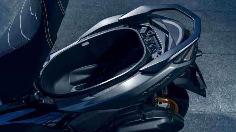 ヤマハ｜NMAX155テックマックス｜欧州仕様｜2026年モデル｜ヤマハ新型「NMAX 155 Tech MAX」初登場！ シフトダウン可能なCVT、スマホ連携機能を備え専用カラーを纏う【欧州】
