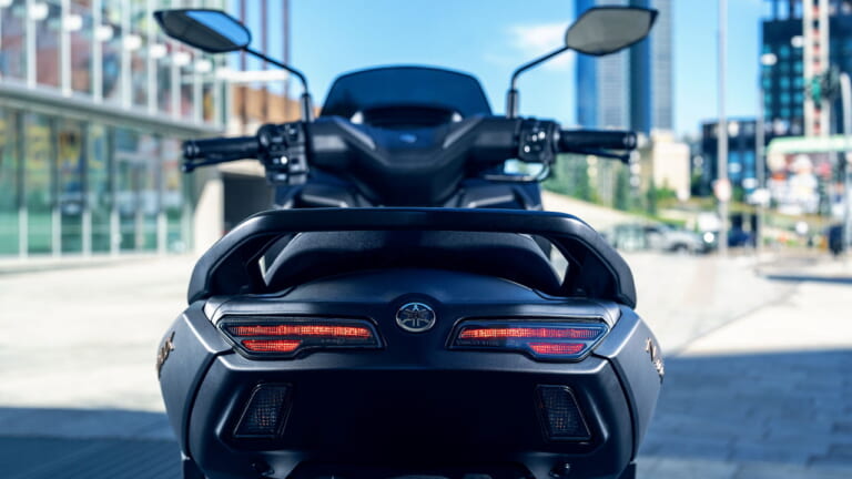 ヤマハ｜NMAX155テックマックス｜欧州仕様｜2026年モデル｜ヤマハ新型「NMAX 155 Tech MAX」初登場！ シフトダウン可能なCVT、スマホ連携機能を備え専用カラーを纏う【欧州】