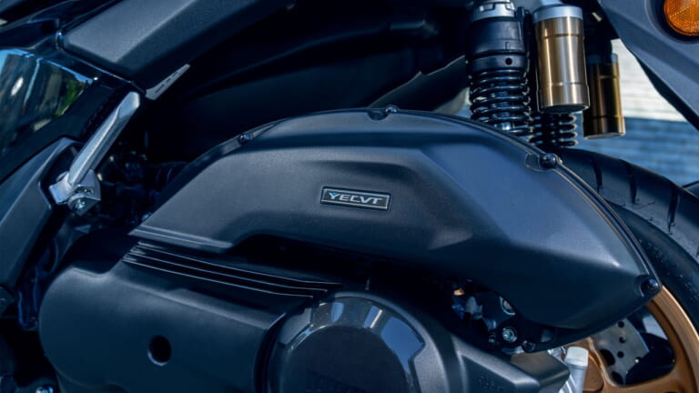 ヤマハ｜NMAX155テックマックス｜欧州仕様｜2026年モデル｜ヤマハ新型「NMAX 155 Tech MAX」初登場！ シフトダウン可能なCVT、スマホ連携機能を備え専用カラーを纏う【欧州】