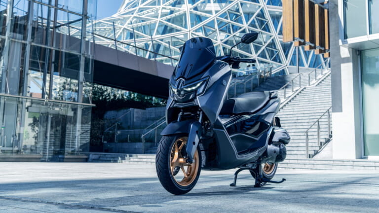ヤマハ｜NMAX155テックマックス｜欧州仕様｜2026年モデル｜ヤマハ新型「NMAX 155 Tech MAX」初登場！ シフトダウン可能なCVT、スマホ連携機能を備え専用カラーを纏う【欧州】