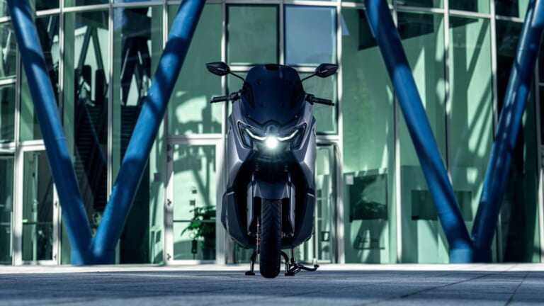 ヤマハ｜NMAX155テックマックス｜欧州仕様｜2026年モデル｜ヤマハ新型「NMAX 155 Tech MAX」初登場！ シフトダウン可能なCVT、スマホ連携機能を備え専用カラーを纏う【欧州】