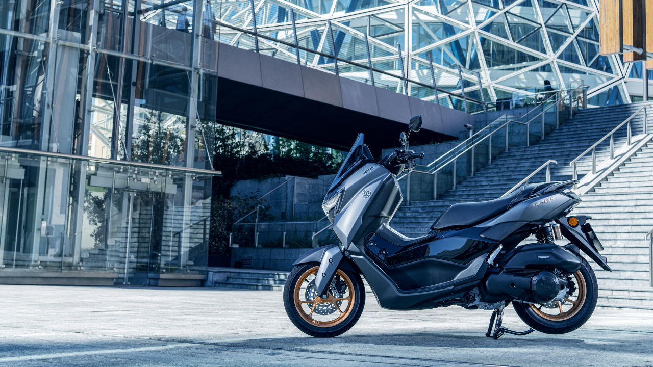ヤマハ｜NMAX155テックマックス｜欧州仕様｜2026年モデル｜ヤマハ新型「NMAX 155 Tech MAX」初登場！ シフトダウン可能なCVT、スマホ連携機能を備え専用カラーを纏う【欧州】