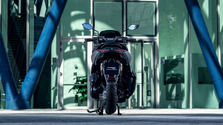 ヤマハ｜NMAX155テックマックス｜欧州仕様｜2026年モデル｜ヤマハ新型「NMAX 155 Tech MAX」初登場！ シフトダウン可能なCVT、スマホ連携機能を備え専用カラーを纏う【欧州】