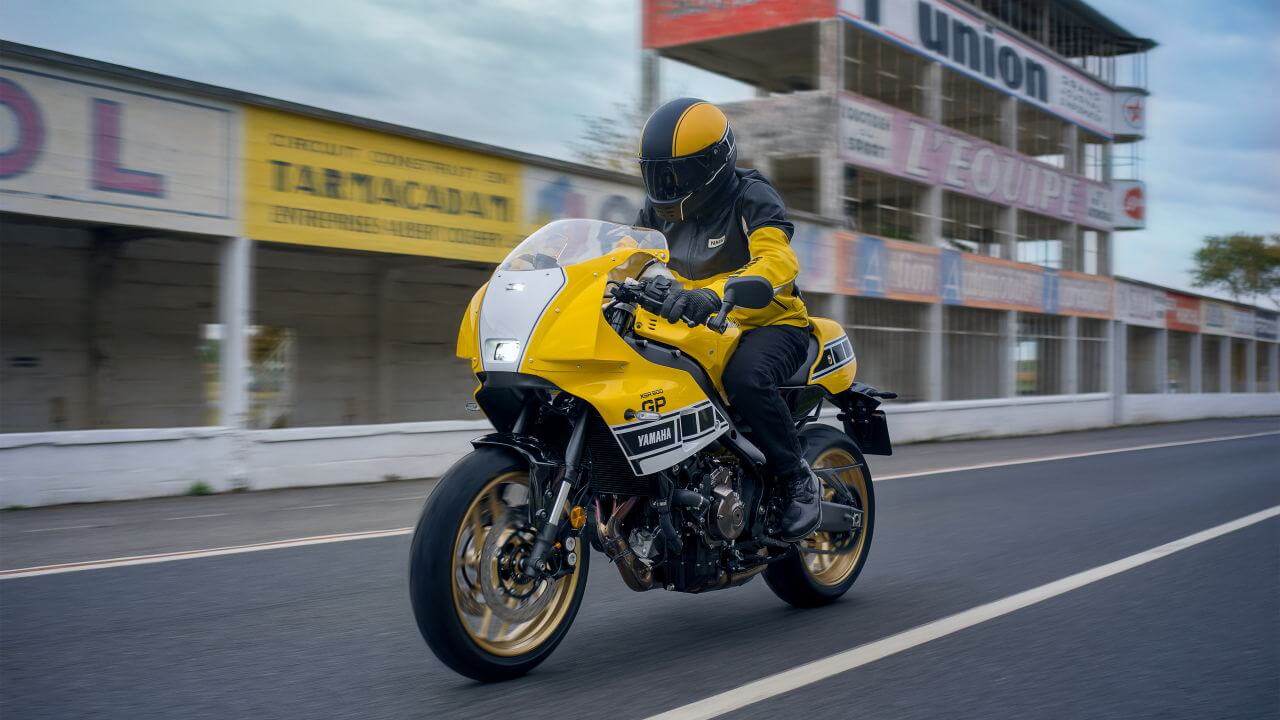 ヤマハ|XSR900 GP|欧州仕様|2026年モデル|ヤマハ「XSR900 GP」にインターカラー登場! ケニー・ロバーツの記憶が甦る「キング」仕様だ!【欧州】