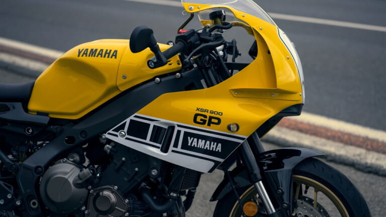ヤマハ|XSR900 GP|欧州仕様|2026年モデル|ヤマハ「XSR900 GP」にインターカラー登場! ケニー・ロバーツの記憶が甦る「キング」仕様だ!【欧州】
