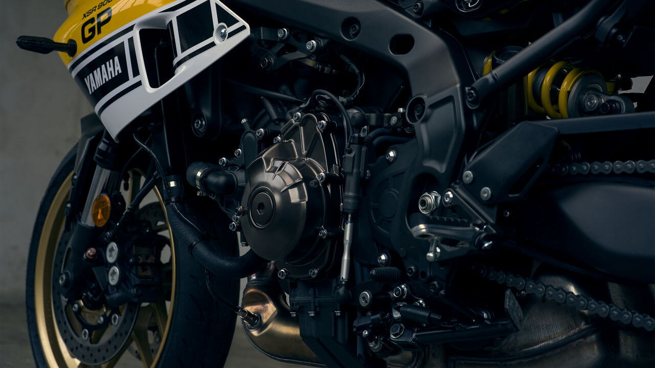 ヤマハ|XSR900 GP|欧州仕様|2026年モデル|ヤマハ「XSR900 GP」にインターカラー登場! ケニー・ロバーツの記憶が甦る「キング」仕様だ!【欧州】