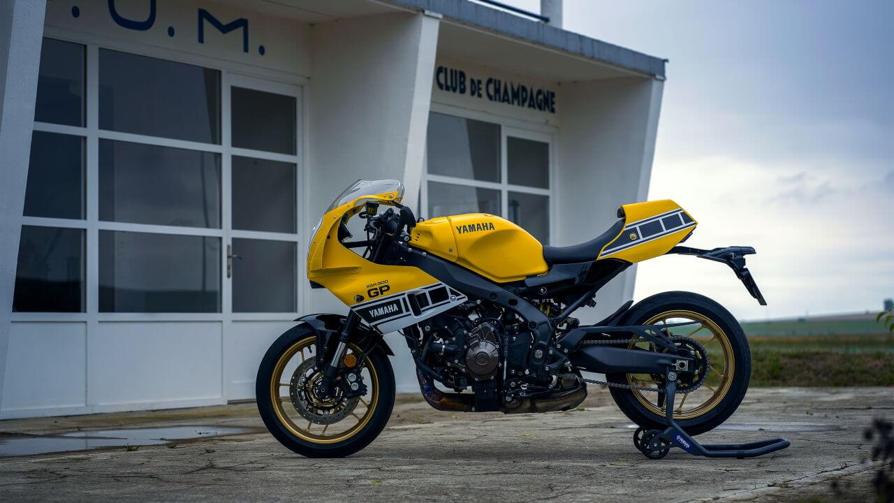 ヤマハ|XSR900 GP|欧州仕様|2026年モデル|ヤマハ「XSR900 GP」にインターカラー登場! ケニー・ロバーツの記憶が甦る「キング」仕様だ!【欧州】