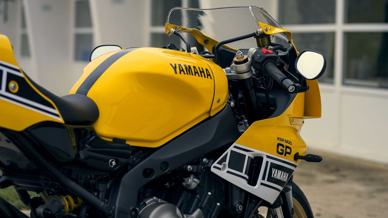 ヤマハ|XSR900 GP|欧州仕様|2026年モデル|ヤマハ「XSR900 GP」にインターカラー登場! ケニー・ロバーツの記憶が甦る「キング」仕様だ!【欧州】
