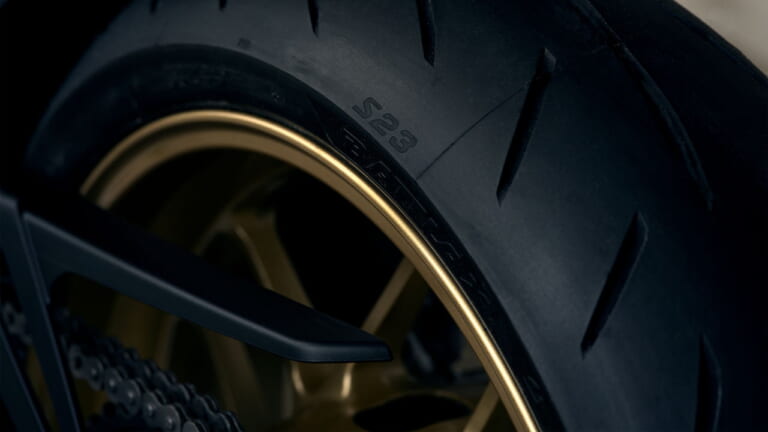 ヤマハ|XSR900 GP|欧州仕様|2026年モデル|ヤマハ「XSR900 GP」にインターカラー登場! ケニー・ロバーツの記憶が甦る「キング」仕様だ!【欧州】