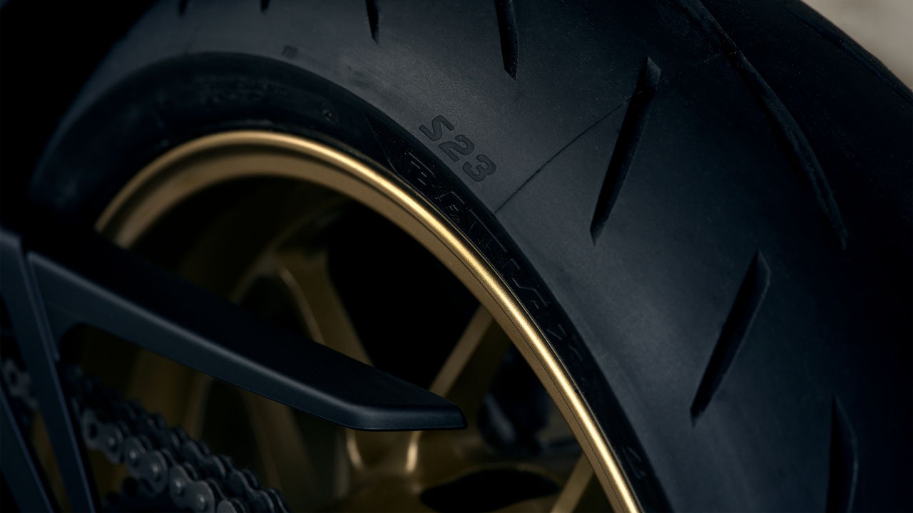 ヤマハ|XSR900 GP|欧州仕様|2026年モデル|ヤマハ「XSR900 GP」にインターカラー登場! ケニー・ロバーツの記憶が甦る「キング」仕様だ!【欧州】