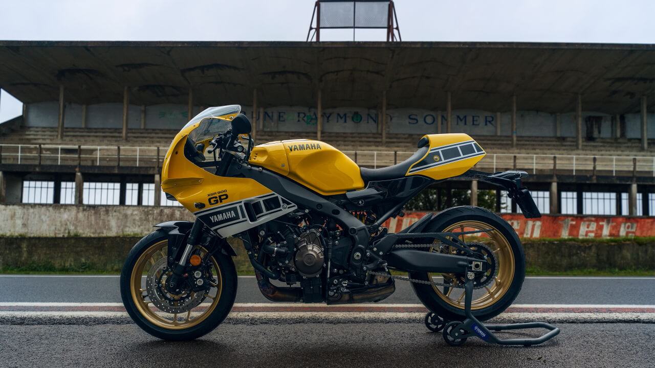 ヤマハ|XSR900 GP|欧州仕様|2026年モデル|ヤマハ「XSR900 GP」にインターカラー登場! ケニー・ロバーツの記憶が甦る「キング」仕様だ!【欧州】