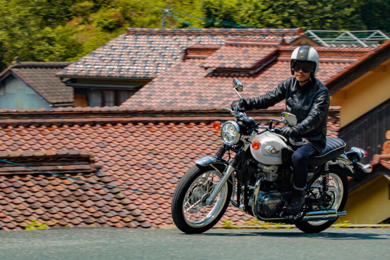 カワサキ|W800|2026年モデル|カワサキ「W800」に2026年のニューカラー! これまでにない白と深みのある青の2本立てラインナップに