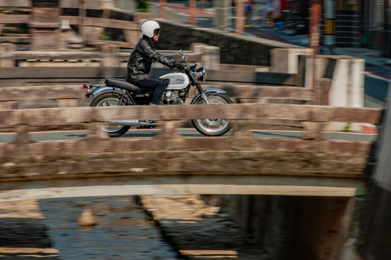 カワサキ|W800|2026年モデル|カワサキ「W800」に2026年のニューカラー! これまでにない白と深みのある青の2本立てラインナップに