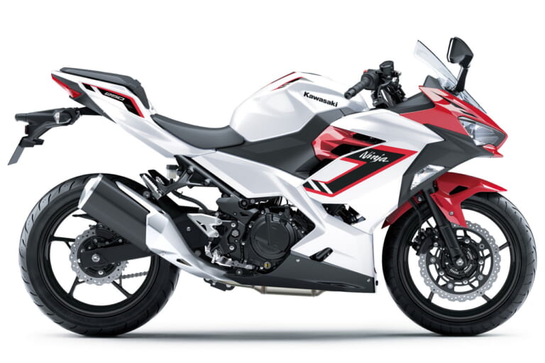 カワサキ｜ニンジャ250｜2026年モデル｜新鮮な「銀×赤」で大胆イメチェン！ カワサキ「ニンジャ250」の2026年モデルが11月1日に発売