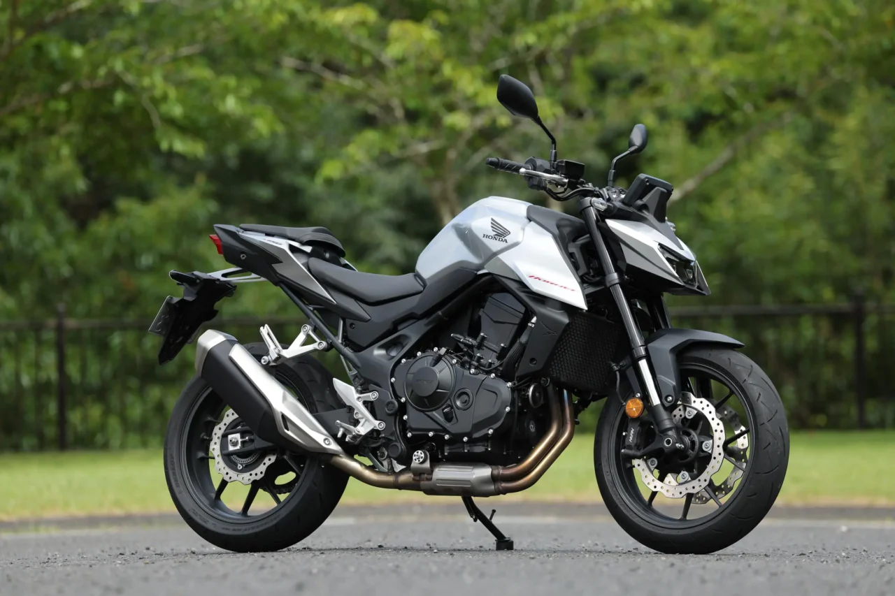 HONDA CB750 HORNET｜ホンダCB750 HORNETにレーシング女子・岡崎静夏が試乗!「スロットルを開けて操る楽しさを満喫できます」