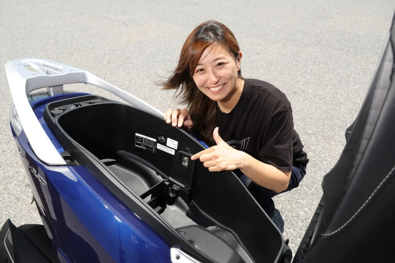 Honda LEAD125｜レーシング女子岡崎静夏の『いつもバイクで!』【LEAD125編】ツーリングもタンデムも、買い物も得意な通勤快速