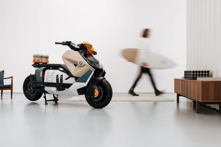 CE04｜「ヘルメットもプロテクターも不要？」新型コンセプト ビジョンCE【BMW 電動スクーターの進化から紐解き徹底解説】