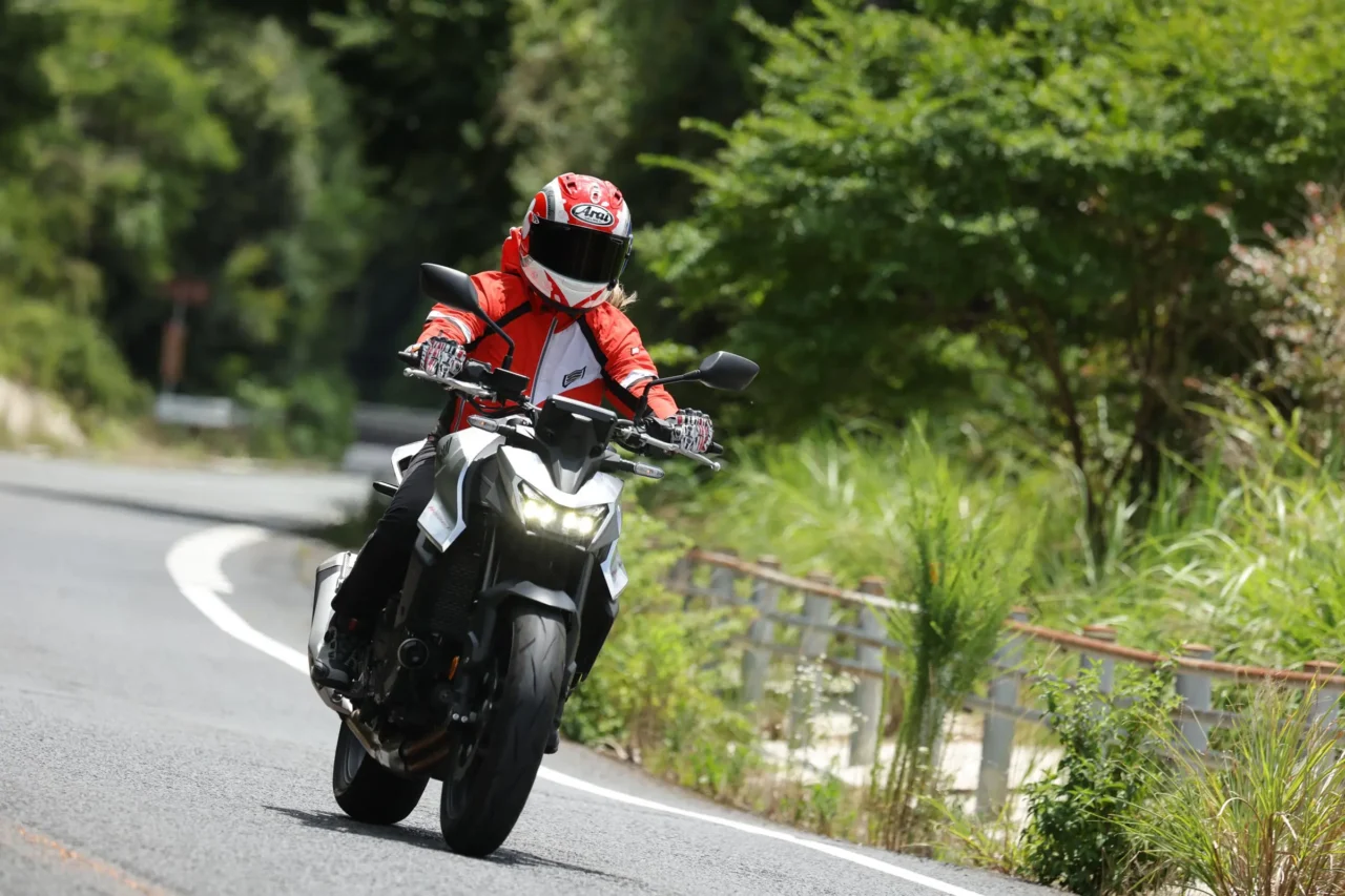 HONDA CB750 HORNET｜ホンダCB750 HORNETにレーシング女子・岡崎静夏が試乗!「スロットルを開けて操る楽しさを満喫できます」