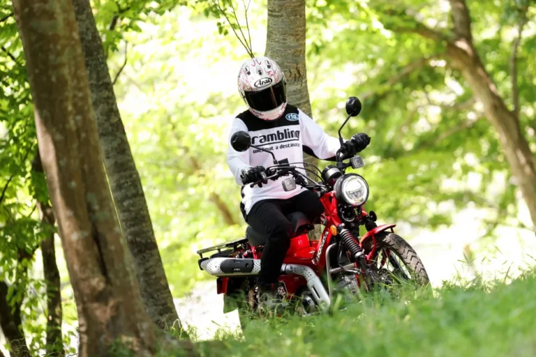 ホンダ(HONDA)CT125ハンターカブ｜ホンダ(HONDA)CT125ハンターカブにレーシング女子・岡崎静夏が試乗「遊びのスキルアップで、欲しいバイクの筆頭に!?」