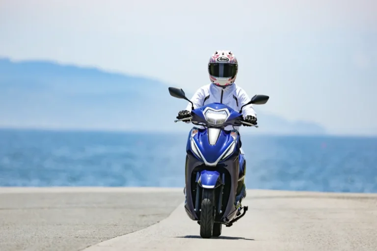 Honda LEAD125｜レーシング女子岡崎静夏の『いつもバイクで!』【LEAD125編】ツーリングもタンデムも、買い物も得意な通勤快速