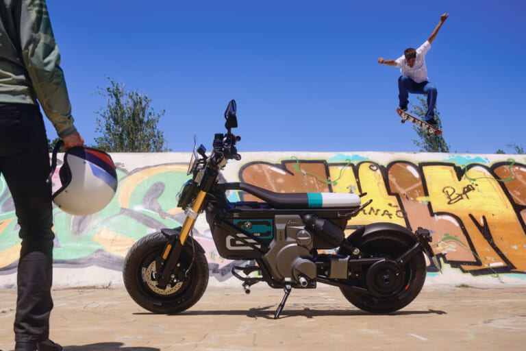 CE02|「ヘルメットもプロテクターも不要?」新型コンセプト ビジョンCE【BMW 電動スクーターの進化から紐解き徹底解説】