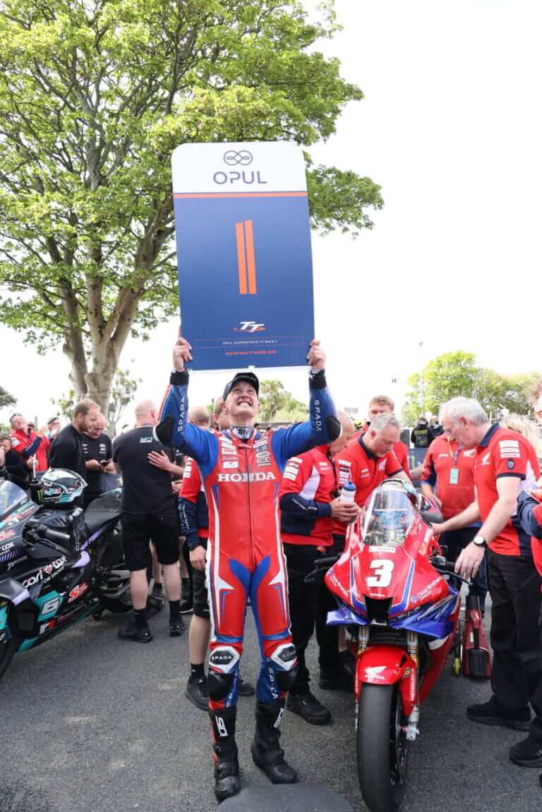 ホンダUK|CBR1000RR-RファイアーブレードSP ディーン・ハリソン レプリカ|【限定12台】マン島TT・スーパーストック優勝記念車「CBR1000RR-RファイアーブレードSP ディーン・ハリソン レプリカ」をホンダUKが発売【海外】