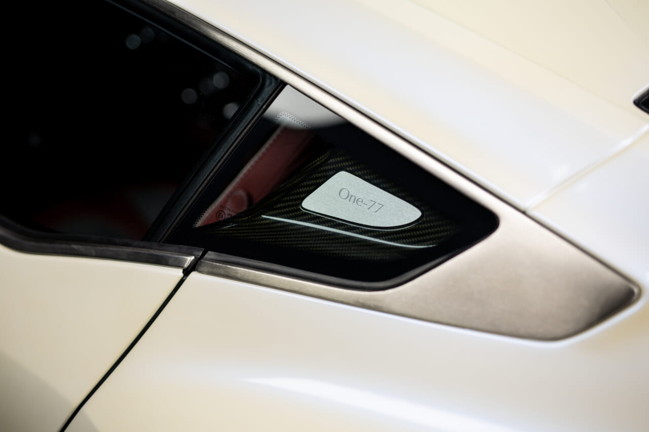 リヤクォーターウインドウ｜【衝撃】007に選ばれなかったアストンマーティン「One-77」 77台限定スーパーカーの知られざる物語