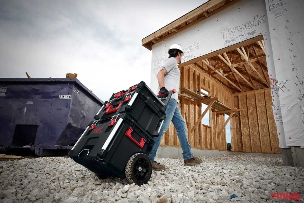 ミルウォーキーツール キャリー式ツールボックス ブラック|【限定】ミルウォーキーツールの高耐久ツールボックス「PACKOUT」に漆黒のシリーズが登場。ガレージをクールに統一せよ!