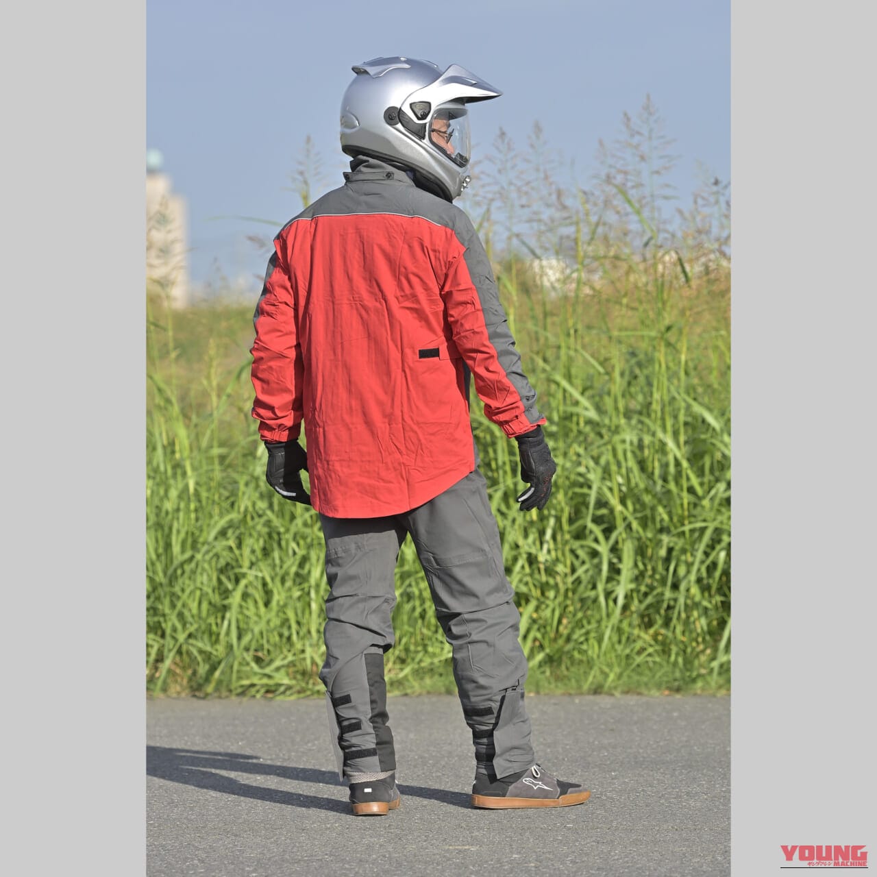 ｜バイク用レインウェアの決定版!? 透湿防水20,000mmと高いストレッチ性を両立したROMのアイテム【5500円で良コスパ】