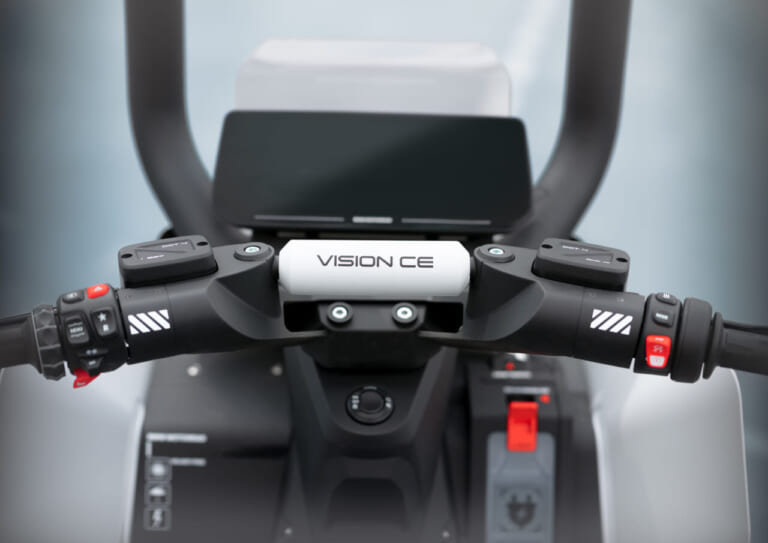 TFTモニター|「ヘルメットもプロテクターも不要?」新型コンセプト ビジョンCE【BMW 電動スクーターの進化から紐解き徹底解説】