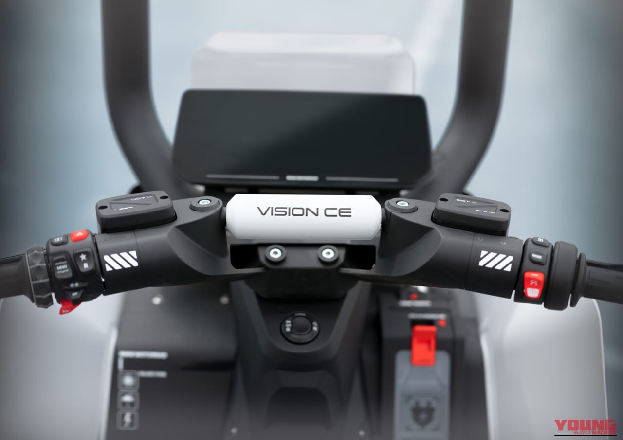 TFTモニター|「ヘルメットもプロテクターも不要?」新型コンセプト ビジョンCE【BMW 電動スクーターの進化から紐解き徹底解説】