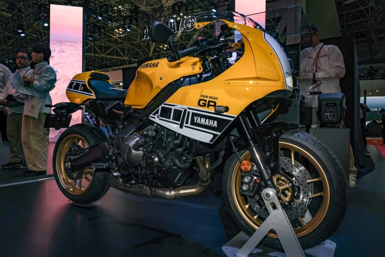 ヤマハ|XSR900 GP|2026年モデル|ヤマハ「XSR900 GP」にインターカラー登場! ケニー・ロバーツの記憶が甦る「キング」仕様だ!【欧州】