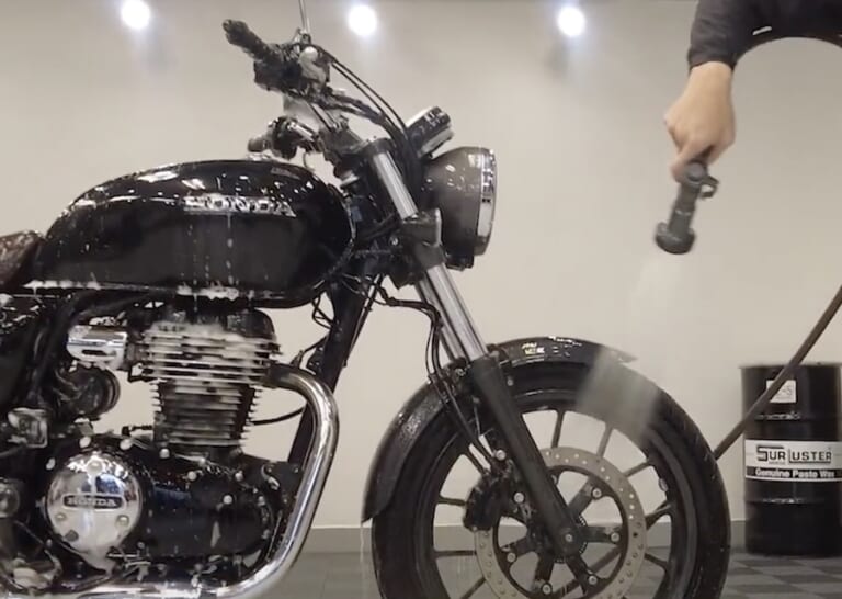 シュアラスター洗車図鑑｜ホンダ「GB350」編｜【洗車図鑑:車種別バイクの洗い方教えます】マット塗装もガラス系コーティングで綺麗に! ホンダ「GB350」編