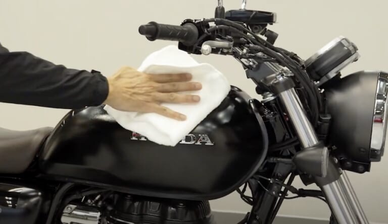 シュアラスター洗車図鑑｜ホンダ「GB350」編｜【洗車図鑑:車種別バイクの洗い方教えます】マット塗装もガラス系コーティングで綺麗に! ホンダ「GB350」編