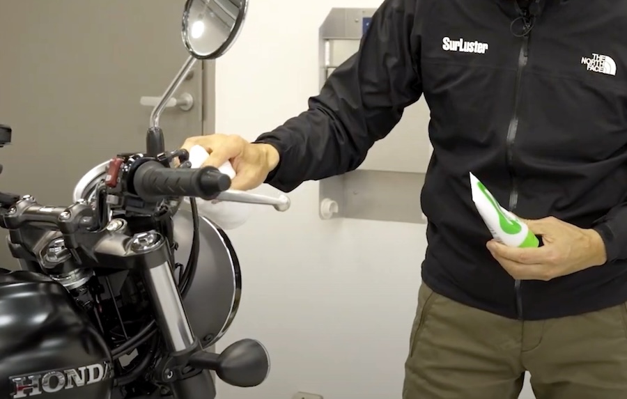 シュアラスター洗車図鑑｜ホンダ「GB350」編｜【洗車図鑑:車種別バイクの洗い方教えます】マット塗装もガラス系コーティングで綺麗に! ホンダ「GB350」編