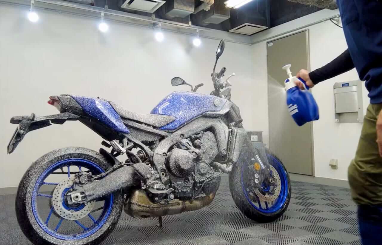 【洗車図鑑:車種別バイクの洗い方教えます】3気筒エンジンを持つハイパフォーマンスネイキッド ヤマハ「MT-09」編|【洗車図鑑】車種別バイクの洗い方教えます:3気筒エンジンを持つハイパフォーマンスネイキッド・ヤマハ(YAMAHA)MT-09編