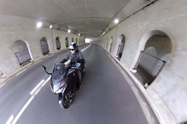 シュアラスターLOOPパワーショット×ヤマハ TMAX560|シュアラスターLOOPパワーショット「ザ・体感!!」ヤマハ TMAX560編