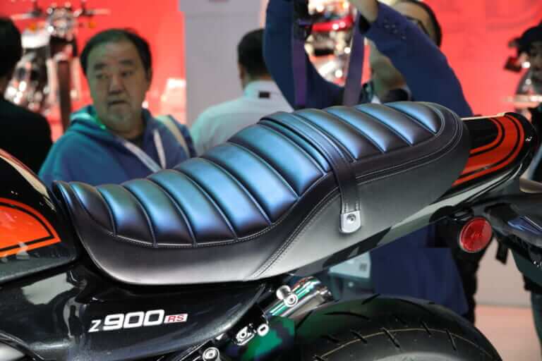 カワサキ｜Z900RS SE｜2026年モデル｜【世界初公開】カワサキ新型「Z900RS」登場！ 火の玉「SE」はドラレコ装備、RSはライポジも変わったが優れたデザインは不変