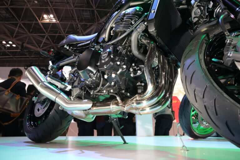 カワサキ|Z900RS SE|2026年モデル|【世界初公開】カワサキ新型「Z900RS」登場! 火の玉「SE」はドラレコ装備、RSはライポジも変わったが優れたデザインは不変